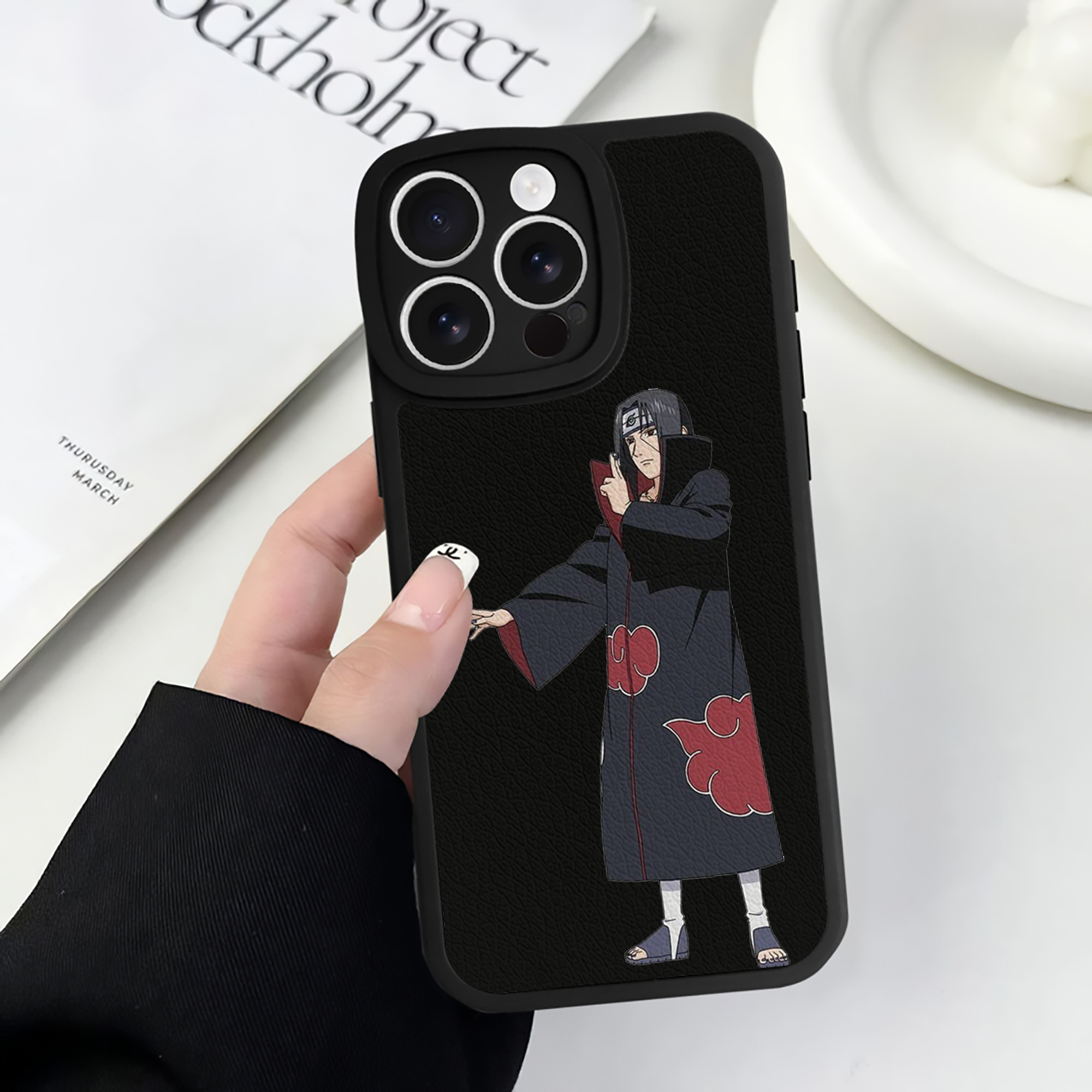 （画像用） NARUTO -ナルト- うちは イタチ Uchiha Itachi 【iPhone 16シリーズ対応】シリコンスマホケース（レザー調） 材質：シリコン